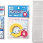 左から、塗装の修正やぼかしに便利な綿棒（￥308）、細かい部分の塗装には必須のマスキングテープ（￥121）、切り取ったパーツに残る出っ張りを削り表面をなめらかにするデザインナイフと作業中にデスクを傷つけないカッターマット（各￥110）