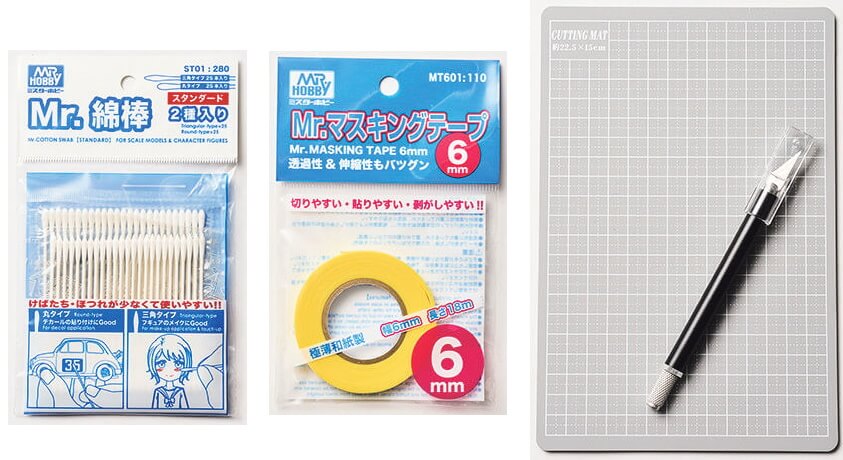 左から、塗装の修正やぼかしに便利な綿棒（￥308）、細かい部分の塗装には必須のマスキングテープ（￥121）、切り取ったパーツに残る出っ張りを削り表面をなめらかにするデザインナイフと作業中にデスクを傷つけないカッターマット（各￥110）