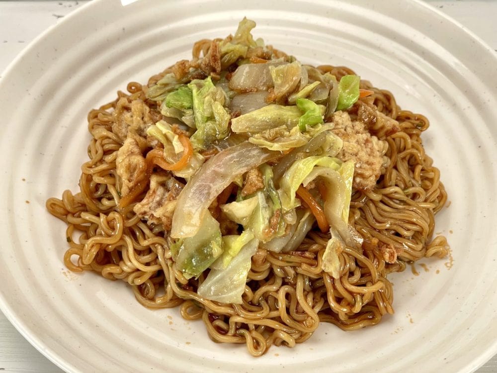 エースコック いか焼そば 具材入り3食パック／こちらは調理例です。追加したのはカット野菜とおつまみの定番・イカフライを使用