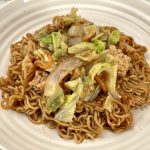 エースコック いか焼そば 具材入り3食パック／こちらは調理例です。追加したのはカット野菜とおつまみの定番・イカフライを使用
