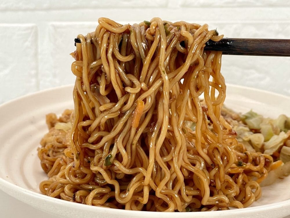 エースコック いか焼そば 具材入り3食パック／丸型の麺はしっかりとソースが絡み美味しさがダイレクトに伝わってきます。ポークのしっかりした旨味といかの風味とあおさからくる磯の香り……あのカップ麺で味わった美味しさが令和に復活したのはとてもうれしいです