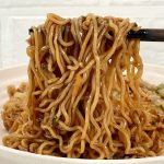 エースコック いか焼そば 具材入り3食パック／丸型の麺はしっかりとソースが絡み美味しさがダイレクトに伝わってきます。ポークのしっかりした旨味といかの風味とあおさからくる磯の香り……あのカップ麺で味わった美味しさが令和に復活したのはとてもうれしいです