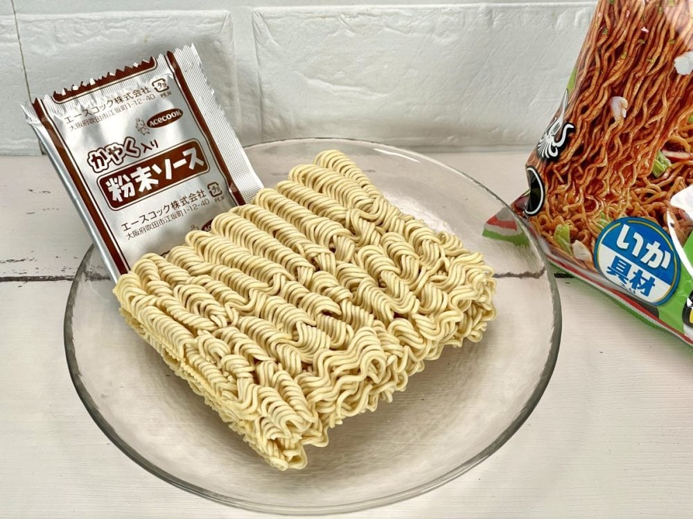 エースコック いか焼そば 具材入り3食パック／麺はフライ麺で、丸刃形状の麺にはほのかに醤油の味付けがされています。粉末ソースはポークをベースに色々な香辛料をブレンドした、カップ麺のいか焼そばで食べたあの味がしっかりと受け継がれています