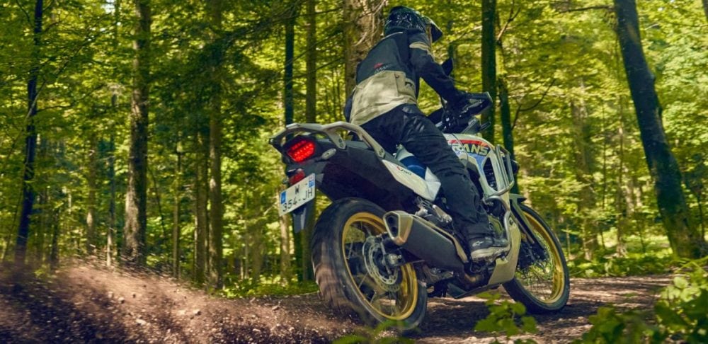 オフロードや林道などでもしっかりと走りを楽しめるのもアドベンチャーモデルの魅力