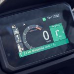 ライダーの好みに応じて、画面表示や背景色（2色）をセレクト可能な液晶メーター（黒バージョン）