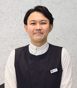 『タミヤ　近藤 亨さん』 「TAMIYA PLAMODEL FACTORY TOKYO」のミニ四駆コーナー担当。自身もミニ四駆歴30年というキャリアを持つスペシャリスト