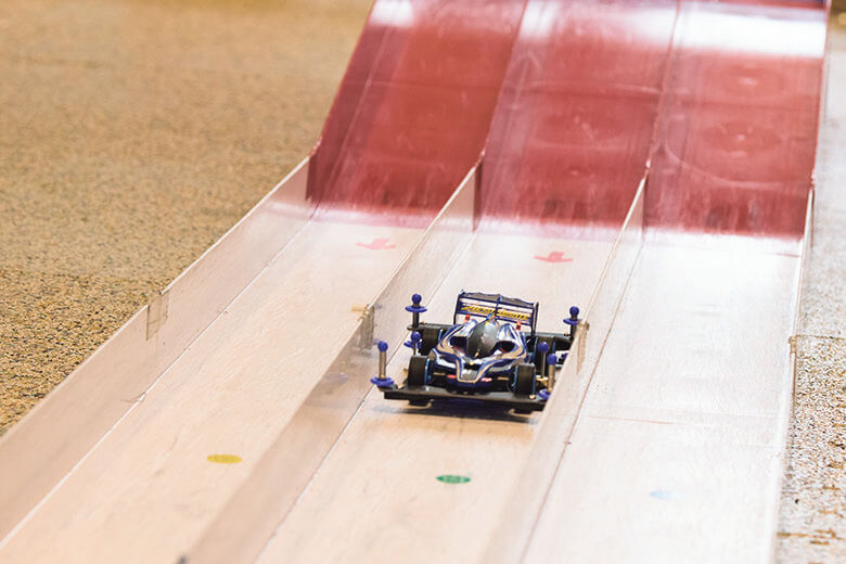 スターターパックは完成して単3電池を入れたらすぐコースを走れる。「TAMIYA PLAMODEL FACTORY TOKYO」のサーキットで試走！