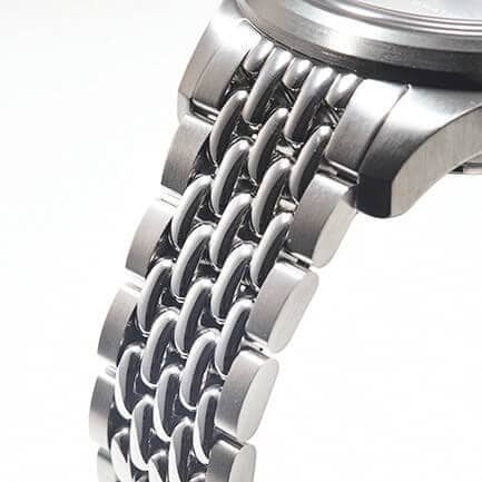 スピニカー
ブラッドナー GMT　「ブレスレットは中央のコマがビーズ状になっており、アクセサリーのような輝きを放つ」