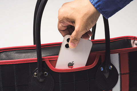 すぐに取り出せるスマホポケット