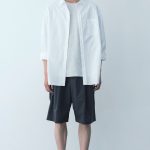軽やかさと落ち着きを併せ持つニュアンスグレーが、シンプルな装いに自然となじみつつ、スタイリッシュな存在感をプラス