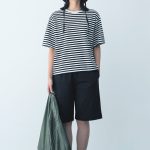 ボーダーTでモノトーンにまとめつつ、足元はフラットシューズで