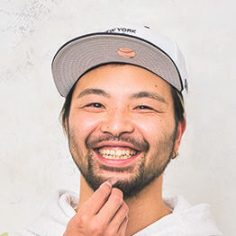 「ヘアメイク　翔太さん」
本誌をはじめさまざまな雑誌やメディアで活躍する人気ヘアメイク。大人の男性に最適な清潔感のある身だしなみの整え方に精通する