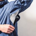 両脇にファスナーを設置