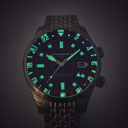 スピニカー
ブラッドナー GMT　「やインデックスはもちろん、ベゼルにも夜光塗料が塗布され、暗所でも確認できる」