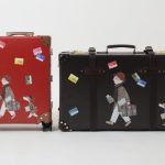 ダックス×グローブ・トロッター×Mr. Slowboy 「キャリーオンケース（機内持ち込み用）」￥429,000／3色展開（ネイビー×ブラウン、レッド×タン、チョコレートブラウン×コバルトブルー） 「ラージチェックインスーツケース」￥605,000
