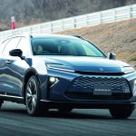 ボディは5ⅿ弱と大きく車重も2.5L・HVで1.9トン弱、2.5L・PHEVで2トン超えと重いが、前者のHV時のWLTCモード燃費が20.3㎞ /L､後者が20㎞ /Lと良好