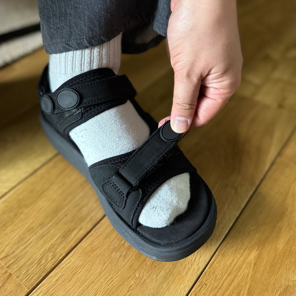次につま先部分のストラップを調整する