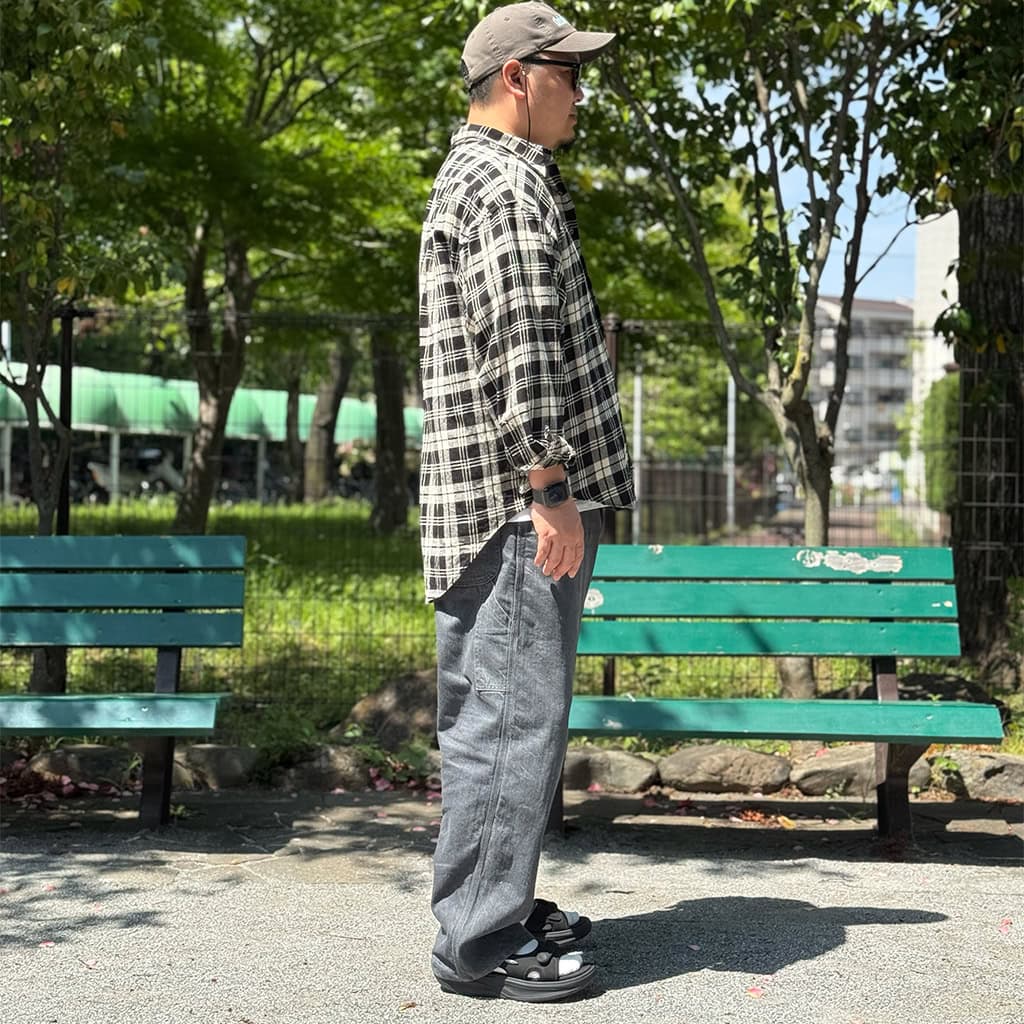 靴底の一番盛り上がっているバランスエリアを見つけ、その位置を中心にして立つ
