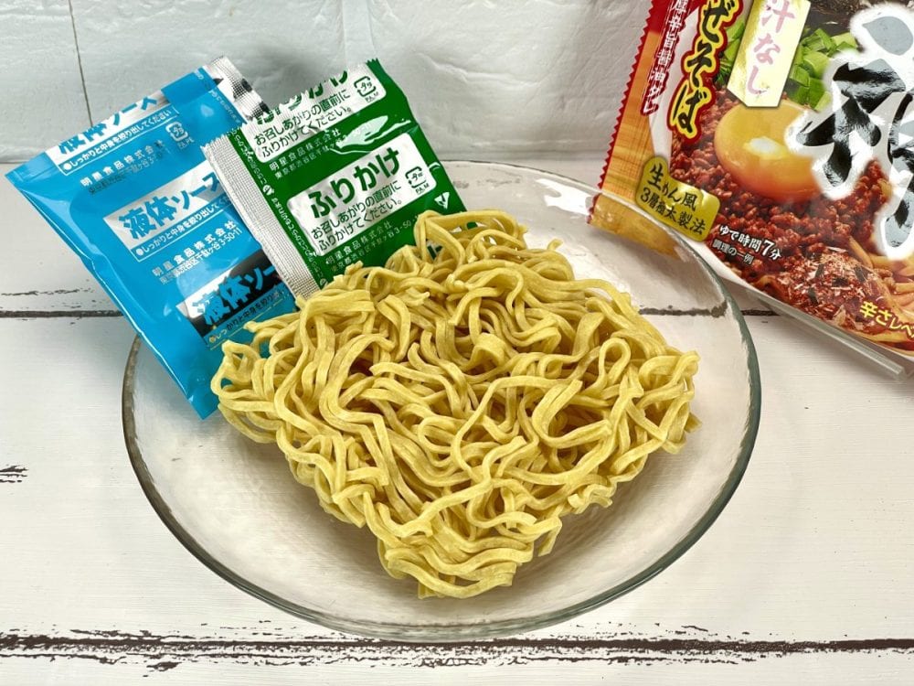 明星食品 明星 麺神 辛旨台湾まぜそば／麺神の特徴はとにかく「太麺」。もはや生めんのようなもちもっち食感が楽しめる「極太麺」が大人気の秘密です