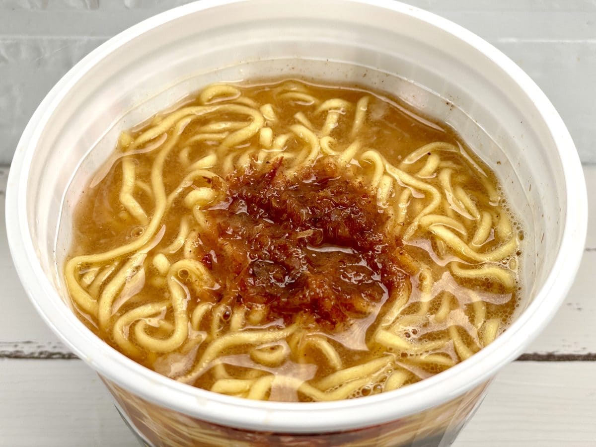 サンヨー食品
「料理研究家リュウジ監修 虚無味噌ラーメン」／「具なし」です。ご本人はトッピングなどのアレンジをすることを考慮して「あえて」だそうです