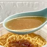 サンヨー食品 「料理研究家リュウジ監修 虚無味噌ラーメン」／スープには並々ならない心血を注いだようです。味噌は白に寄った色味で背脂加工品とニンニクが味噌にいい仕事をしています
