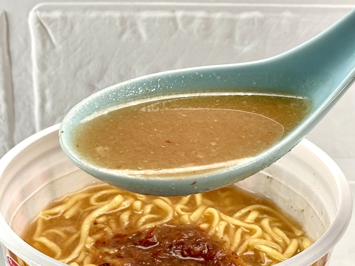 サンヨー食品
「料理研究家リュウジ監修 虚無味噌ラーメン」／スープには並々ならない心血を注いだようです。味噌は白に寄った色味で背脂加工品とニンニクが味噌にいい仕事をしています