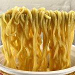 サンヨー食品 「料理研究家リュウジ監修 虚無味噌ラーメン」／麺も重量感ある食べ応えある密度の高い麺です。サンヨー食品の麺はマニアの間では若干評価低めなんですが、この商品はよく出来ており麺のクオリティに感動しました
