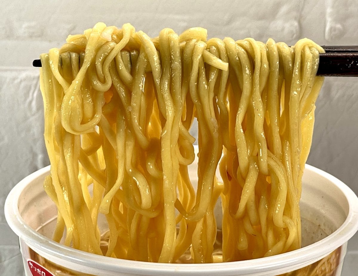 サンヨー食品
「料理研究家リュウジ監修 虚無味噌ラーメン」／麺も重量感ある食べ応えある密度の高い麺です。サンヨー食品の麺はマニアの間では若干評価低めなんですが、この商品はよく出来ており麺のクオリティに感動しました