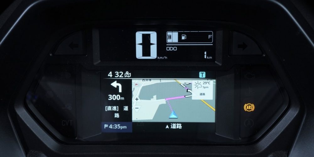 4.2インチカラーTFTディスプレイは、Garmin社製ナビゲーションアプリ「Garmin StreetCross」のインストール＆ペアリングでナビゲーションとして利用することも可能