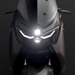 上下二眼のヘッドランプに切れ長のポジションランプを組み合せて目力を増したフロントマスク