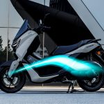 エンジンパワーを視覚化し、後方から前方へと流れるようなスタイリングとして、パワフルな走りを表現したブーメランデザインのサイドカバー