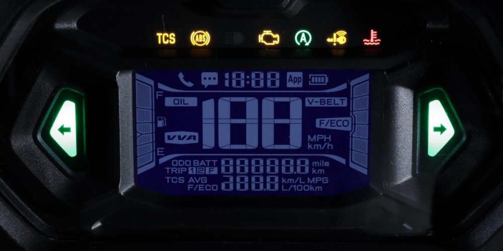 ディスプレイは、望遠鏡で覗き込んだ時の集中をイメージした“テレスコープコクピット”デザインが採用されている