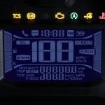 ディスプレイは、望遠鏡で覗き込んだ時の集中をイメージした“テレスコープコクピット”デザインが採用されている