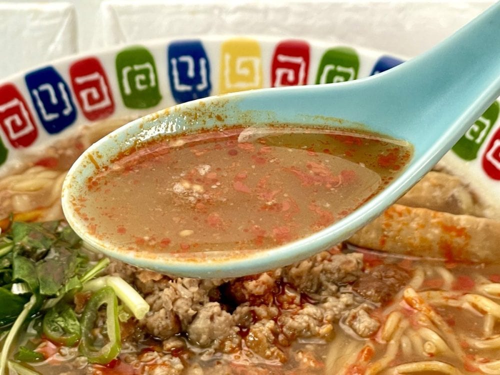 日清食品 日清ラ王 担々麺 3食パック／坦々スープは鉄釜直火焙煎金ごまとラー油の辛味が合わさることで、ごまのコクを感じながらもパンチある唐辛子の辛味がクセになる味わい