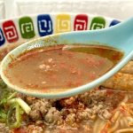 日清食品 日清ラ王 担々麺 3食パック／坦々スープは鉄釜直火焙煎金ごまとラー油の辛味が合わさることで、ごまのコクを感じながらもパンチある唐辛子の辛味がクセになる味わい
