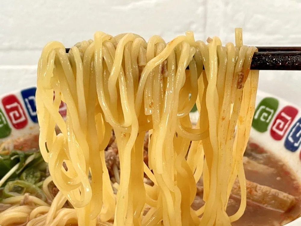 日清食品 日清ラ王 担々麺 3食パック／持ち上げた時のコシの強さ、噛んだ時のプリッとした歯切れの良さ……モチモチしたノンフライ中太ストレート麺は、旨みと辛味の坦々スープがしっかりと絡みます