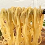 日清食品 日清ラ王 担々麺 3食パック／持ち上げた時のコシの強さ、噛んだ時のプリッとした歯切れの良さ……モチモチしたノンフライ中太ストレート麺は、旨みと辛味の坦々スープがしっかりと絡みます