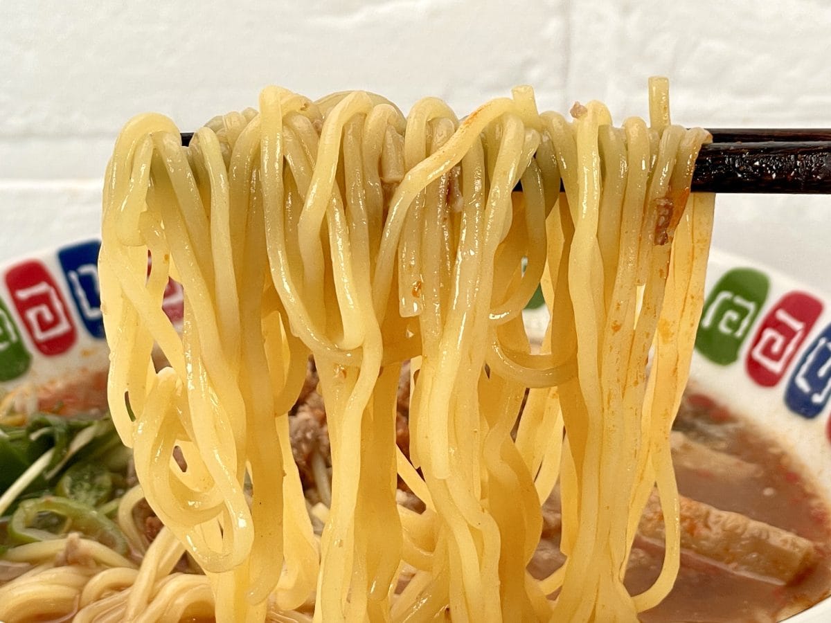 日清食品
日清ラ王 担々麺 3食パック／持ち上げた時のコシの強さ、噛んだ時のプリッとした歯切れの良さ……モチモチしたノンフライ中太ストレート麺は、旨みと辛味の坦々スープがしっかりと絡みます