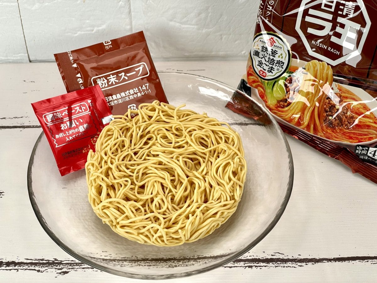 日清食品
日清ラ王 担々麺 3食パック／ラ王シリーズでは麺の中に「デュラム粉」を配合。デュラム粉は通常の小麦よりも硬く、タンパク質やグルテンを多く含んでいるので芯がしっかりとし、コシが強く歯応えある麺食感が特徴