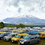 雨のなかでの開催。参加車両は1,289台（うちカングーは1,149台）、参加者は2,653名にのぼった