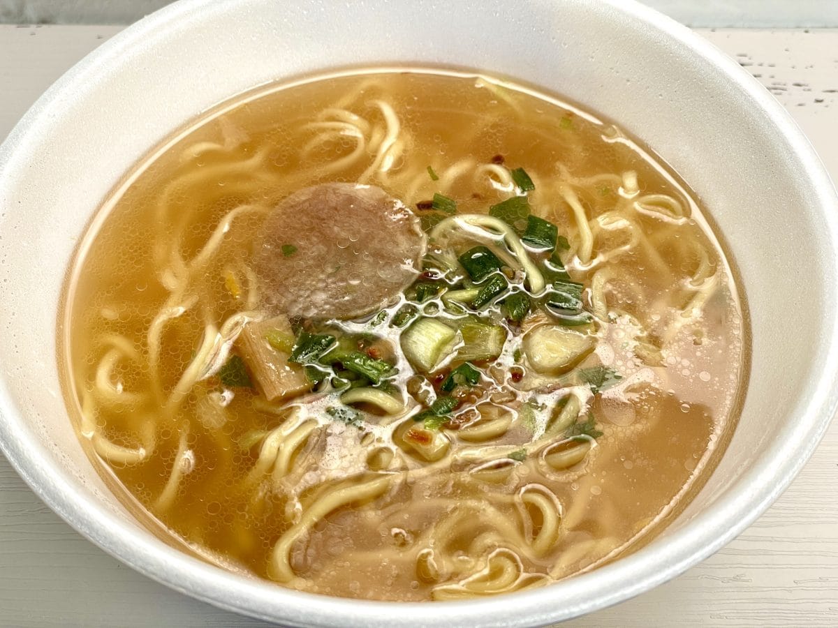 日清食品
「塩元帥 旨塩ラーメン」／塩元帥は大阪を中心に展開している体にやさしいと評判のチェーン店