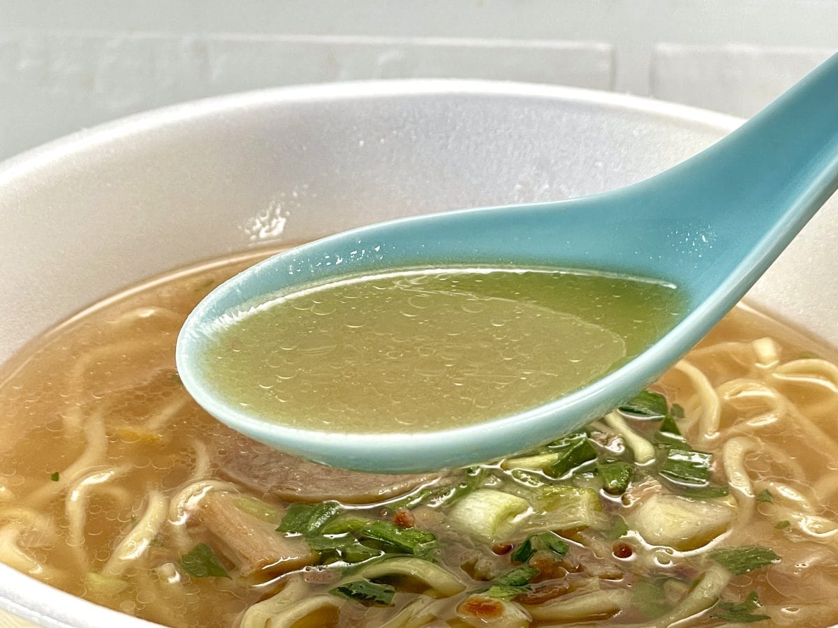 日清食品
「塩元帥 旨塩ラーメン」／鶏ガラと魚介の旨み、そこにオニオンのローストをしっかりと感じさせる立体的な旨塩の清湯スープ
