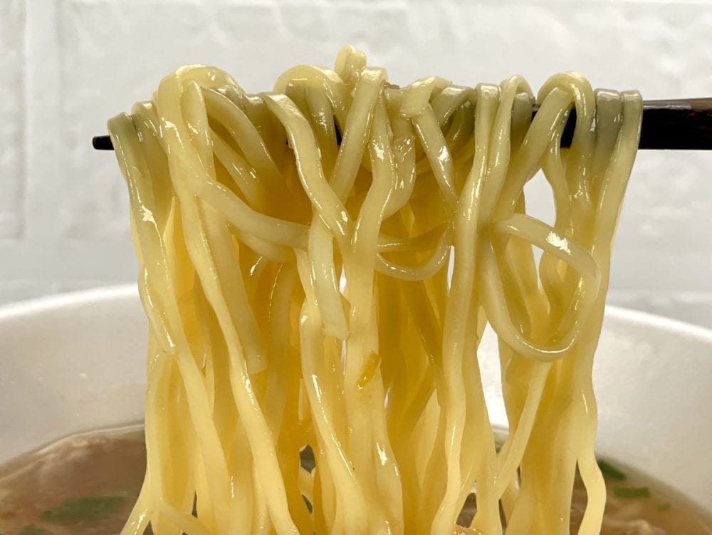 日清食品
「塩元帥 旨塩ラーメン」／麺はストレートノンフライ中太麺です