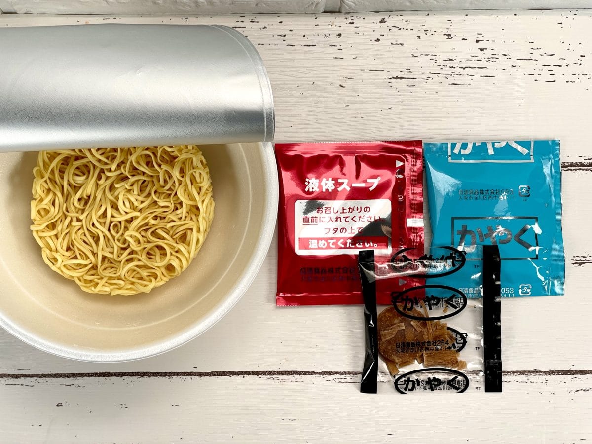 日清食品
「塩元帥 旨塩ラーメン」／すでに同日清食品からは同ブランドで袋麺も全国発売されているのですが、カップ麺はH2Oリテイリングのスーパー限定での販売