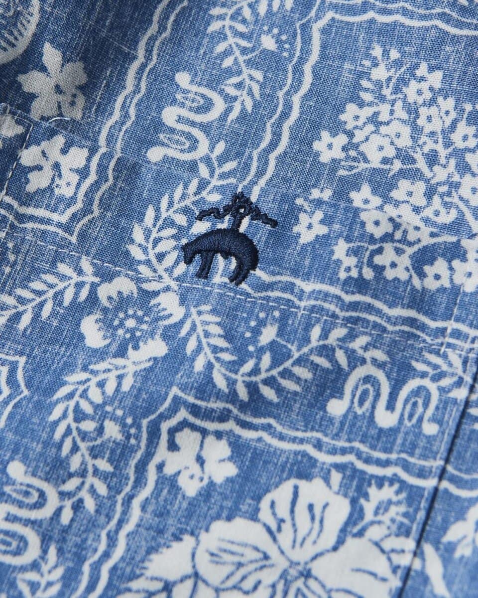 胸元にはゴールデン フリースの刺繍も