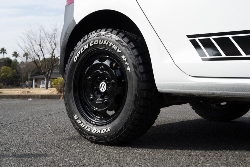 16インチホイールにオフロード仕様のゴツい「TOYO OPEN COUNTRY R/T」を装着