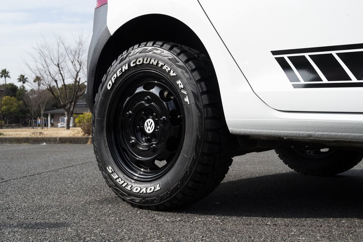 16インチホイールにオフロード仕様のゴツい「TOYO OPEN COUNTRY R/T」を装着