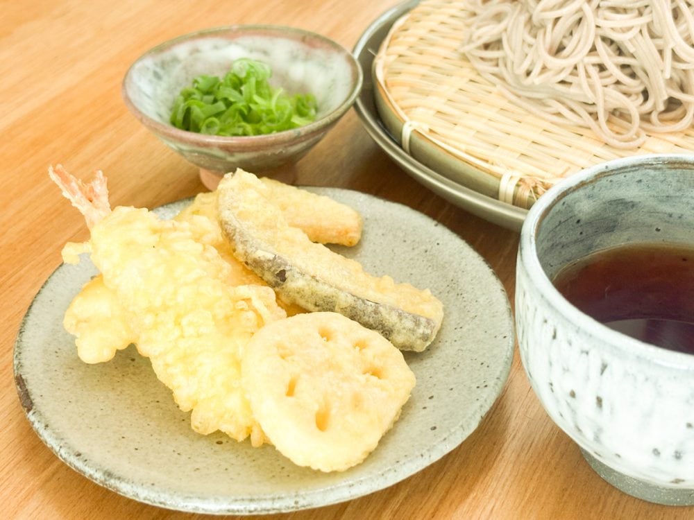 家でソバを茹でるだけで作れるから、天ざるソバなんかもいいですね