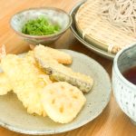 家でソバを茹でるだけで作れるから、天ざるソバなんかもいいですね