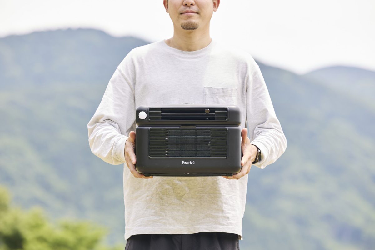 本体サイズ350×242×245㎜、重さ5.2㎏で、同程度のスペックの機種と比較して約58%（当社比）の軽量化